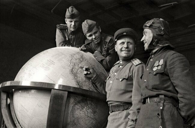 8. Советские солдаты у глобуса Гитлера, 1945 год