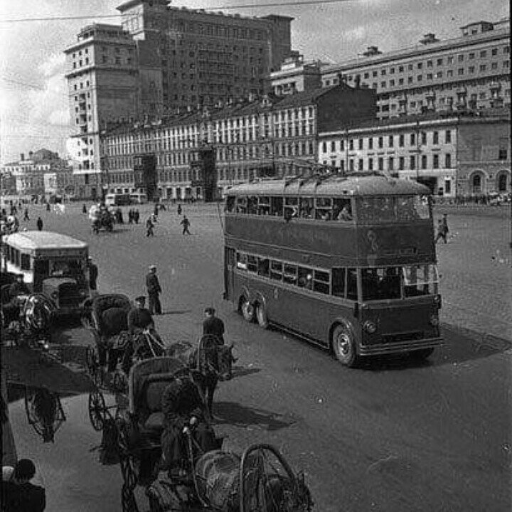 3. Двухэтажный троллейбус. Москва. Середина 30-х годов прошлого века