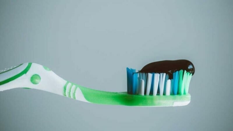 Учёные утверждают, что чистка зубов пастой с углём небезопасна