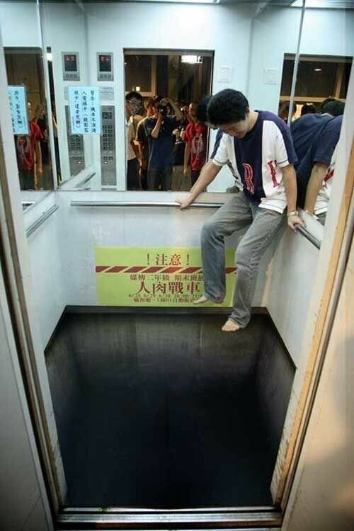 7. В такой лифт реально страшно заходить