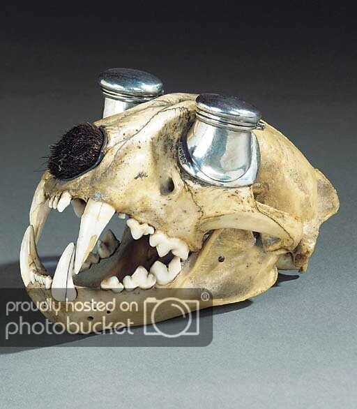 Начало 20 века, чернильница из черепа леопарда (в носу торчит pen-wiper - штуковина для вытирания чернил с ручек).
