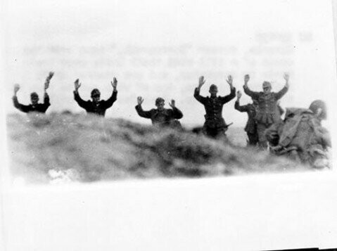 Немецкие солдаты сдаются в плен американцам в первый день высадки