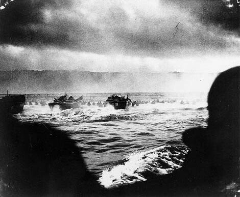 Катера с солдатами идут к нормандскому берегу, 6 июня 1944 года