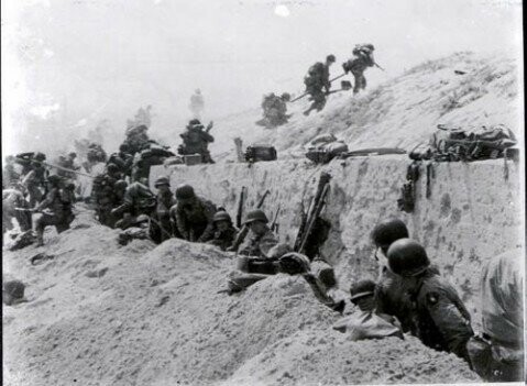 Американские солдаты занимают оборону на плацдарме "Юта"