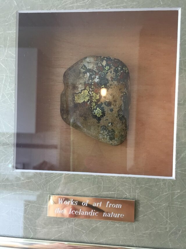 12. В Исландии можно найти много интересных минералов - этот использовали для украшения холла в хостеле