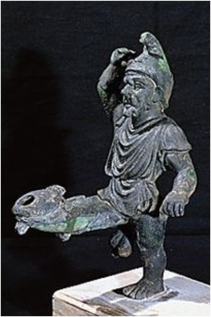 Приап, бог плодородия. I в. до н. э. Бронзовая масляная лампа