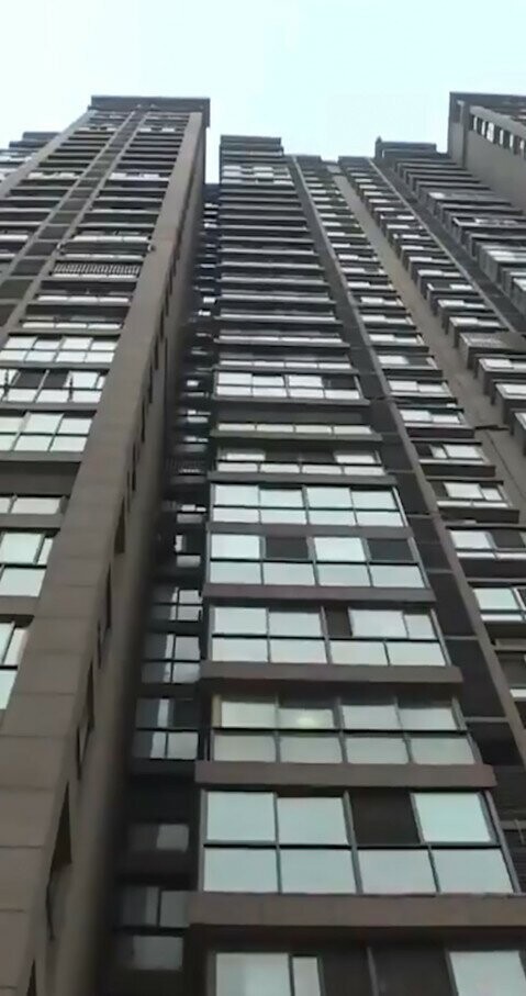 Видео: 5-летний мальчик вылез из окна 13 этажа, пока никого не было дома