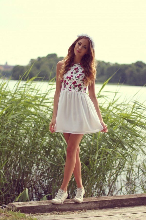 Красивые девушки в летних платьях