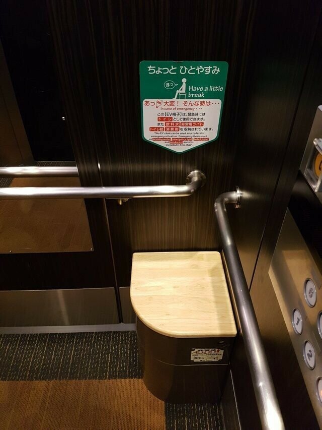 Туалет в японском лифте на случай аварии