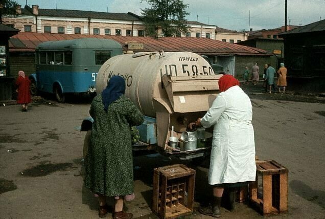  Молочница на рынке. Иркутск, 1965