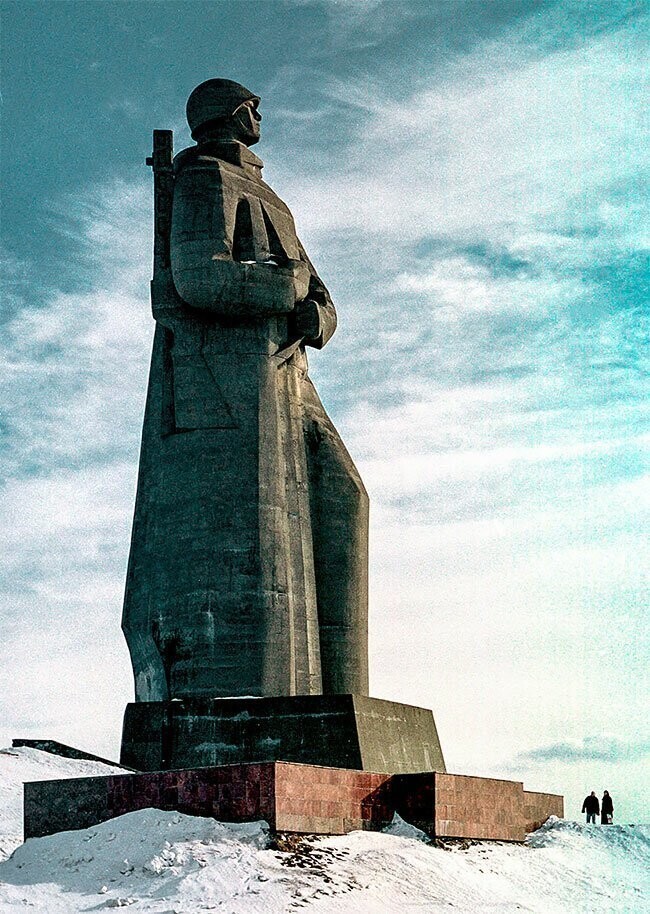Памятник защитникам Заполярья поражает туристов