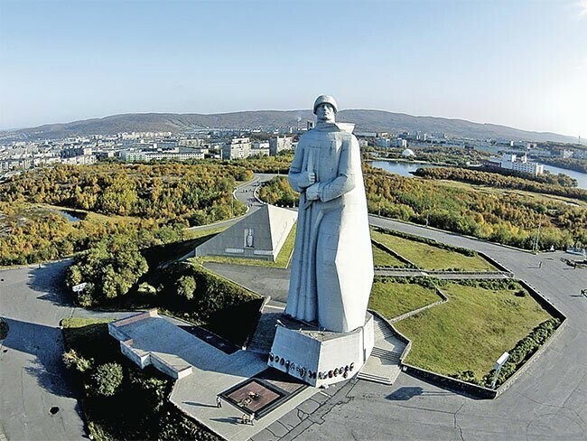 Памятник защитникам Заполярья поражает туристов