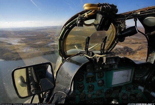 Фото снято с места пилота Ми-24В б/н 144 Военно Воздушных Сил Болгарии в полете 29 января 2008 автор фото Ognyan Stefanov. Вверху на переплете фонаря виден индикатор Системы Предупреждения об Облучении СПО-15 «Береза»