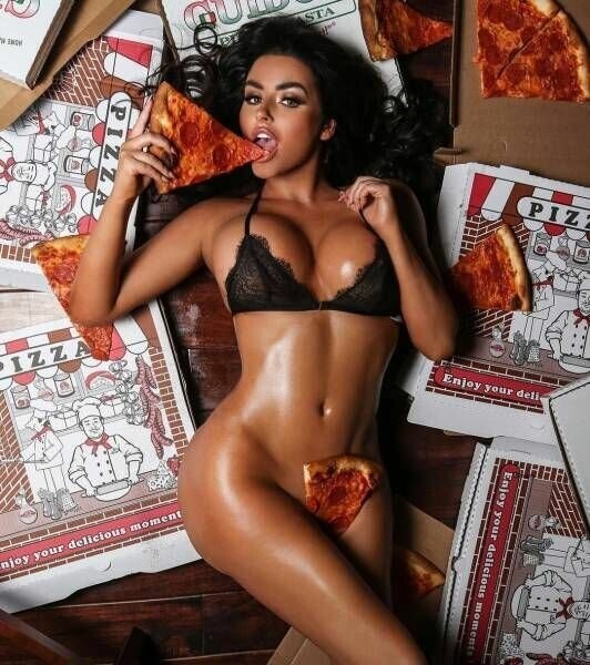 Девушки любят пиццу