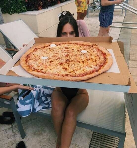 Девушки любят пиццу
