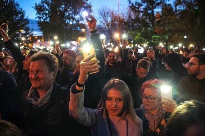На святое руки поднял