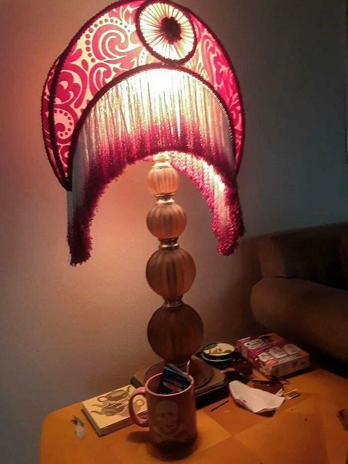 "Моя мама ненавидит мою будуарную лампу, которую я получила БЕСПЛАТНО"