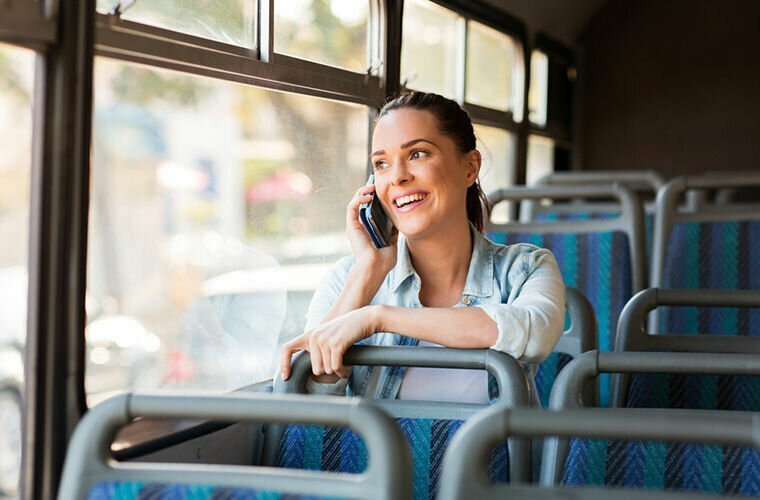 Громко разговаривать по телефону в общественном транспорте