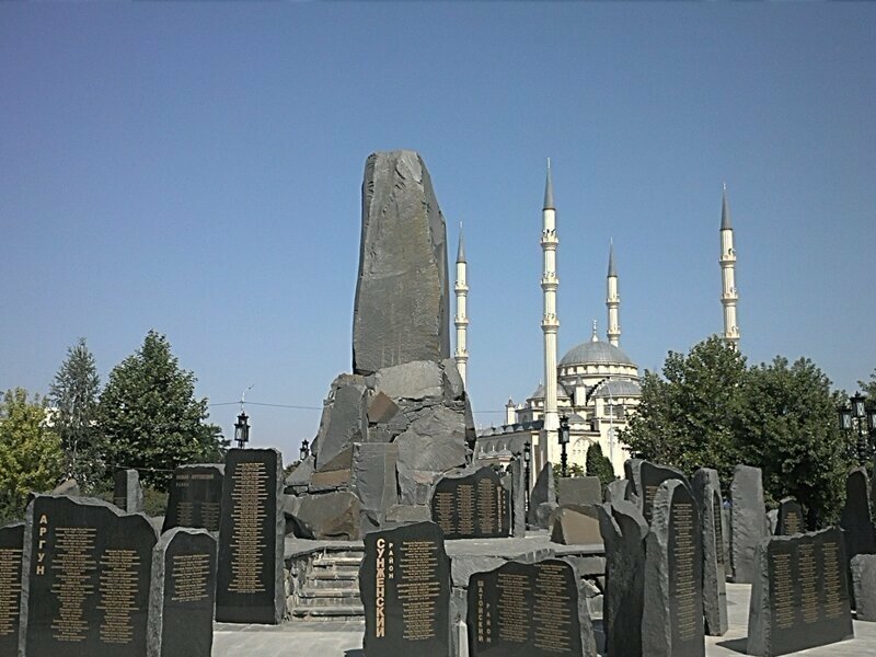 Все, что хотите, только не советское прошлое. В Грозном открыли памятник воинам «Дикой дивизии»