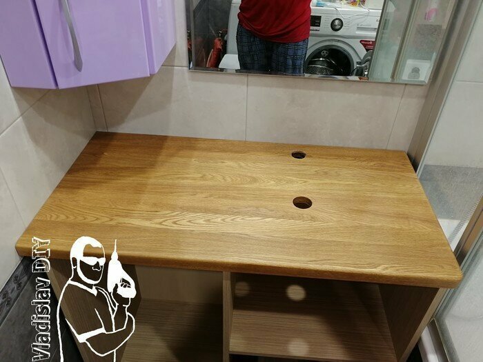 Мебельный гарнитур в ванную со столешницей из массива дуба