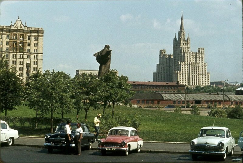 Парковка около гостиницы "Украина" в Москве. 1960-е