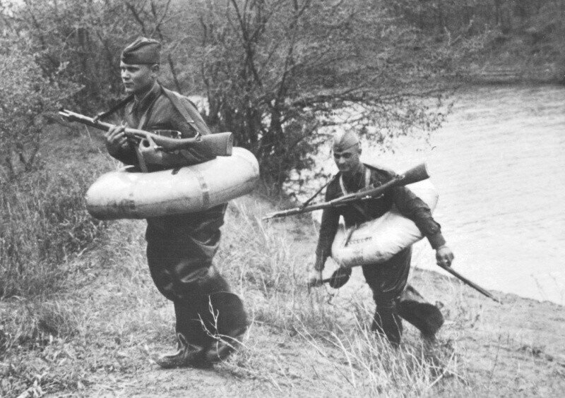 Разведчики сапёрного подразделения РККА в плавательных костюмах ПКТ выбираются на берег.