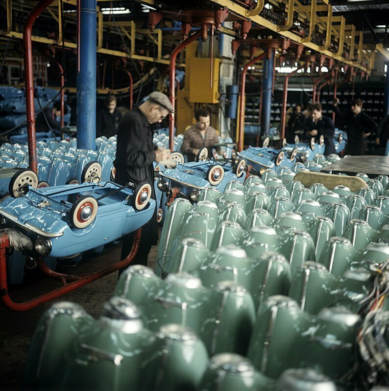 Производство детских педальных машин на автозаводе АЗЛК, г. Москва. Фото С. Соловьева,1970