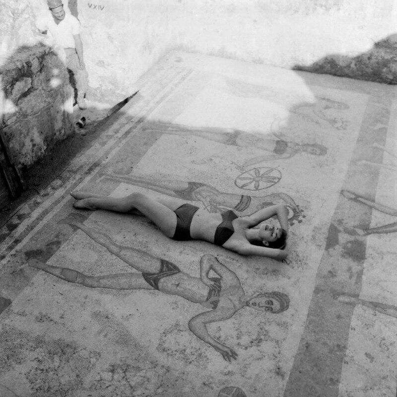 Модель в бикини позирует, лежа на знаменитой мозаике древнеримской виллы.