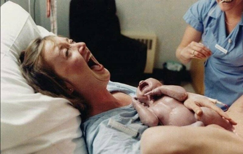Женщина рассмеялась над своим мужем, который потерял сознание после родов. 1986