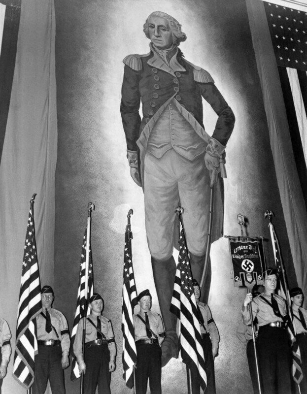 Члены пронацистской организации "Немецко-американский союз" у портрета Вашингтона во время одного из мероприятий. Нью-Йорк. США. 1939г.