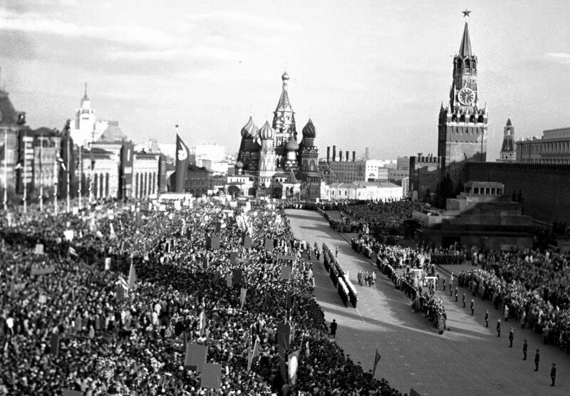 Тысячи людей пришли поприветствовать премьер-министра Республики Куба Фиделя Кастро на Красной площади, СССР, 1963 год.