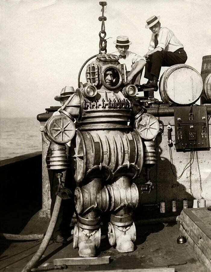 Водолаз в глубоководном костюме «Железный человек» с электроподзарядкой