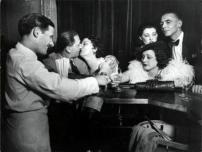 Парижский бар, 1935 (фото: Брассай)