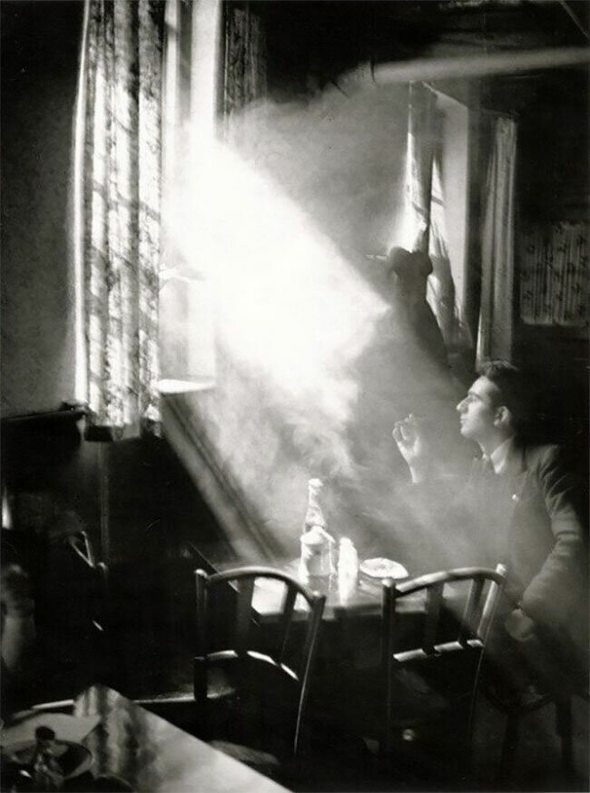 Кафе, Париж, 1930 (фото: Александр Артвэй)