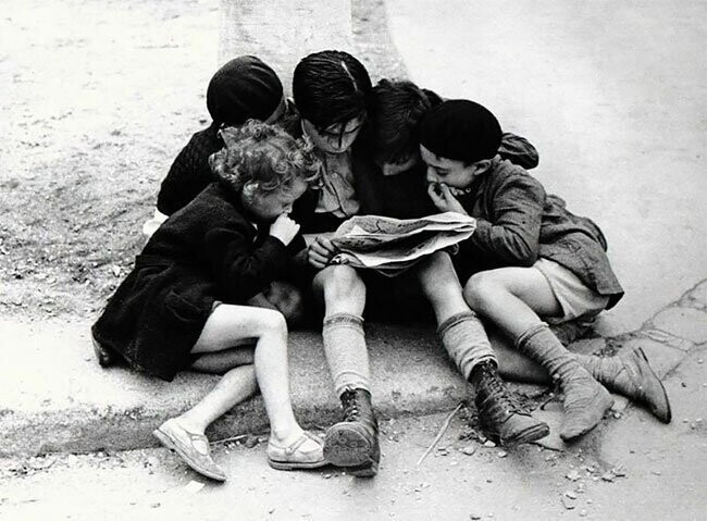 Дети за чтением газеты, Париж, 1936 (фото: Фред Стайн)