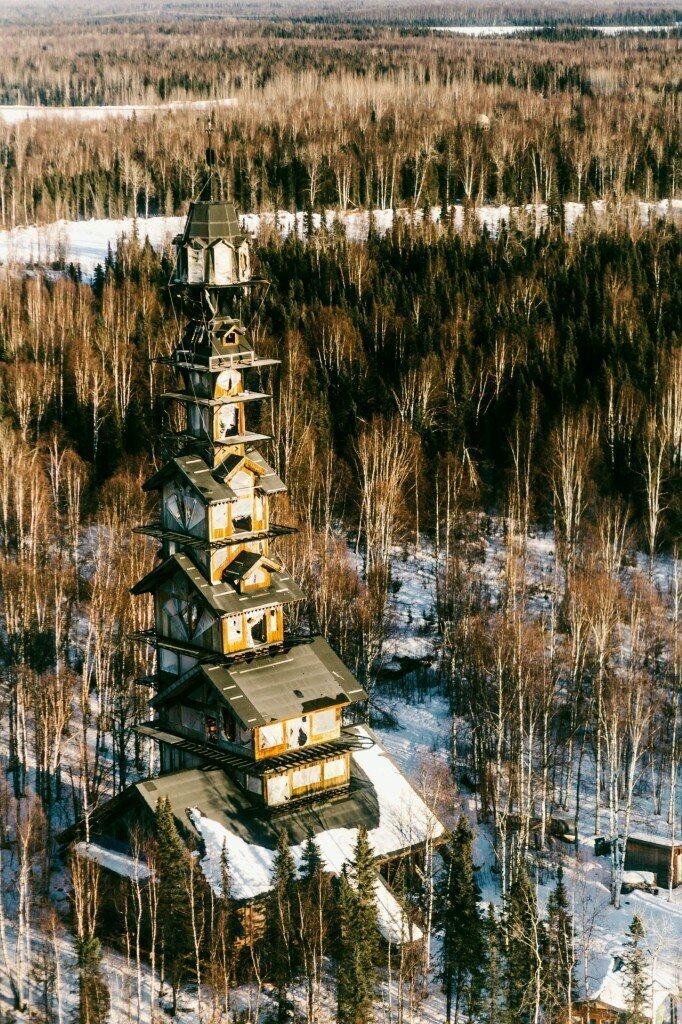 Возвышающийся дом на просторах Аляски