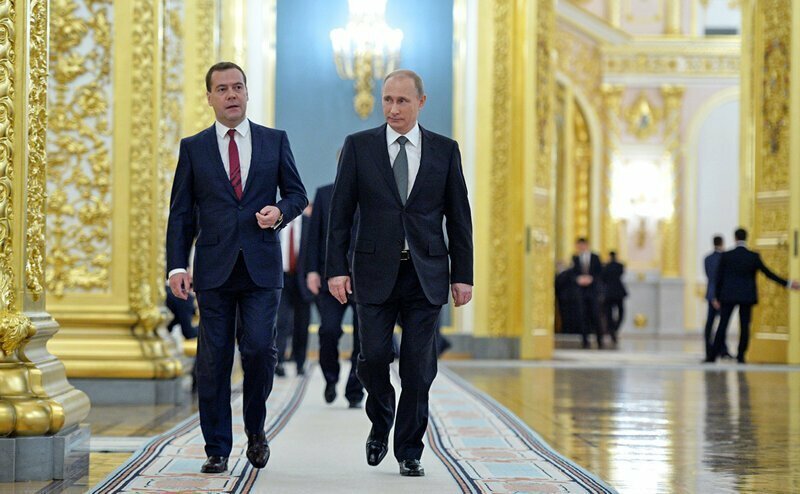 Чиновникам Кремля и Белого дома вернули урезанные из-за кризиса зарплаты