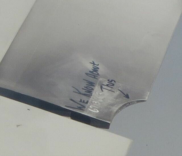 Успокаивающая записка на крыле самолета