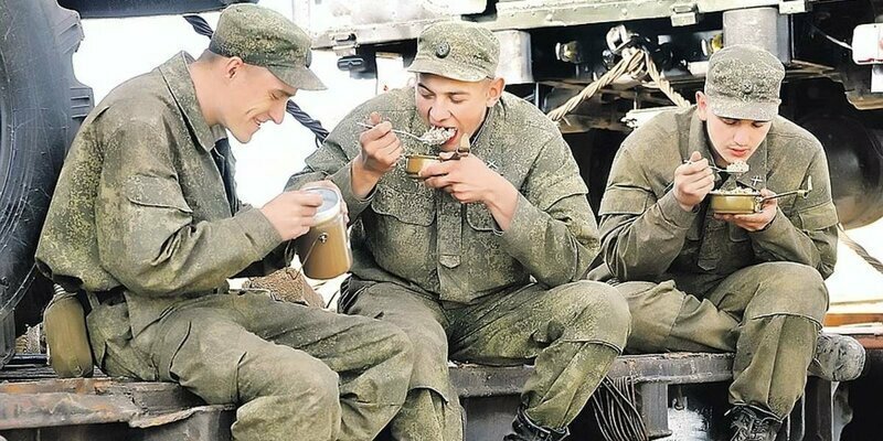 Российских военнослужащих перестали кормить тушёнкой