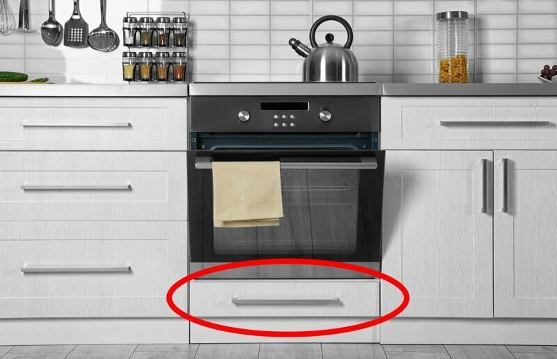 Нижний ящик в духовке: зачем он нужен?