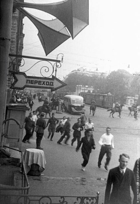 Трамваи на Невском встали, люди бегут в бомбоубежище. Одна из первых бомбежек Ленинграда, 24 июня 1941 года | Фото: Григорий Чертов