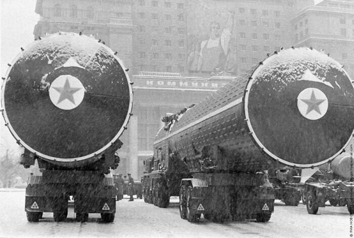 Ракетная техника перед парадом на Красной площади 7 ноября 1970 года.