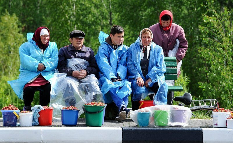 Не отчисляют в пенсионный фонд. А пенсию потом хотят, да ещё возраст чтоб не повышали
