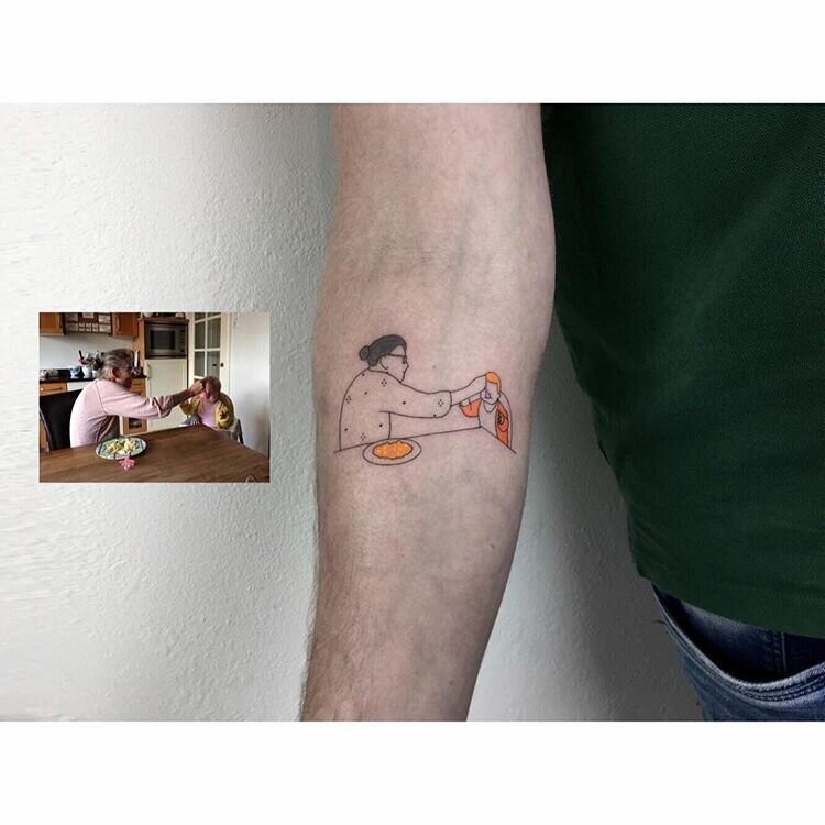 Татуировщик рисует на телах клиентов семейные фотографии