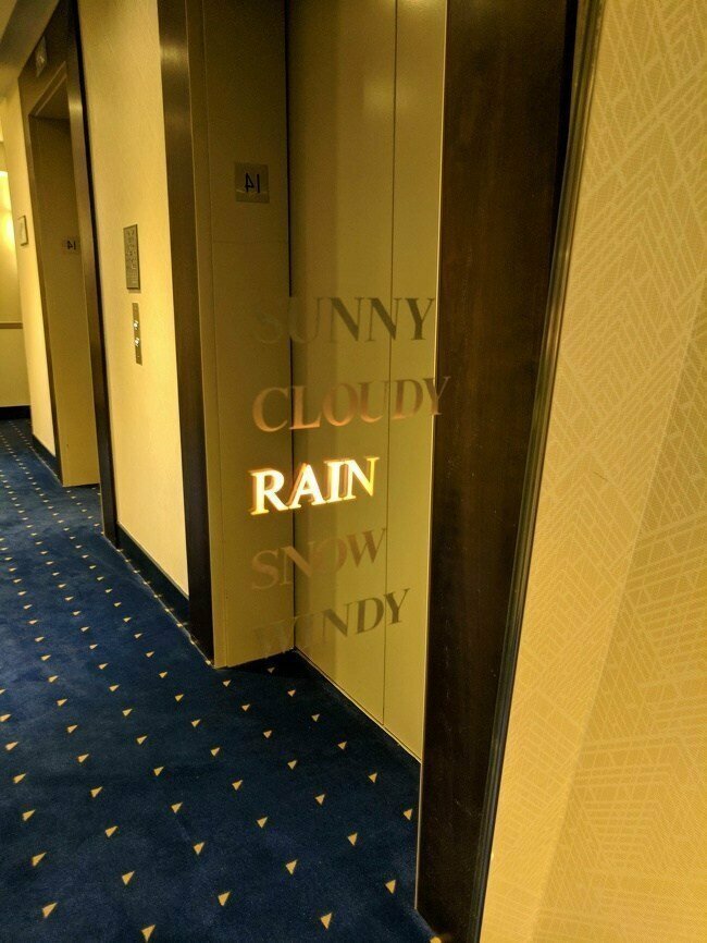 7. Зеркало в отеле, которое рассказывает о погоде