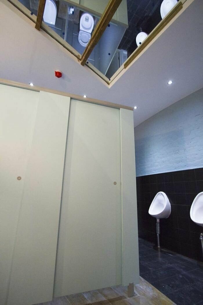 Зеркало на потолке туалета: интересный ракурс