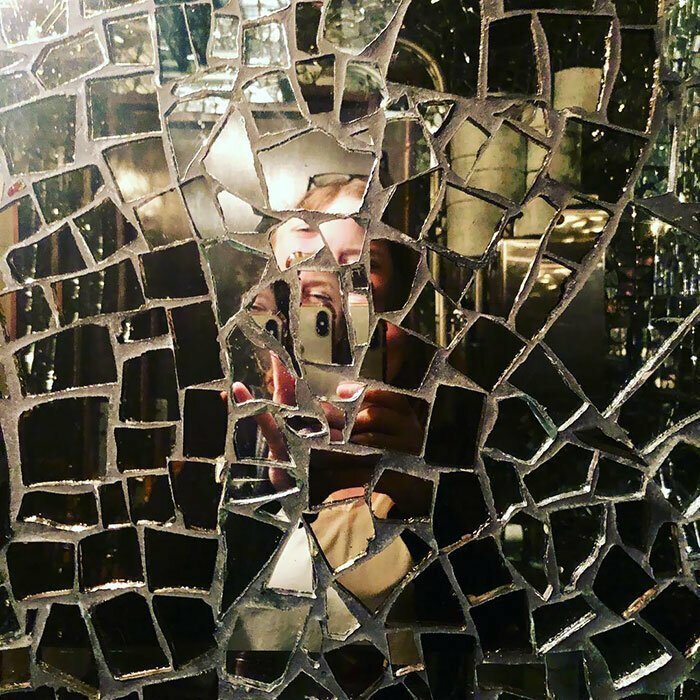 Селфи в дизайнерских зеркалах - это чистый креатив!