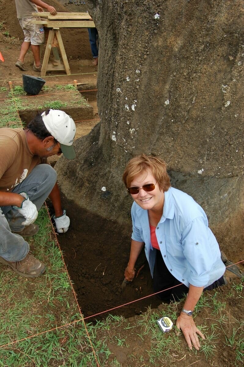 Джо Энн Ван Тилбург, археолог из Калифорнийского Университета в Лос-Анджелесе, уже несколько десятилетий работает на острове Пасхи: изучает статуи моаи и живых потомков их создателей