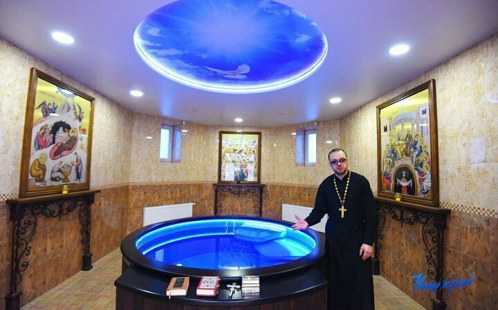 И бонус. Просто так. Красиво же...В Барановичах (Беларусь) в православной церкви сделали купель с подсветкой и подогревом святой воды