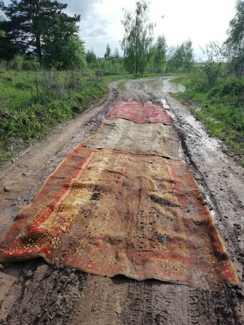 Инновационный метод: в Калужской области дорогу "починили" с помощью ковров